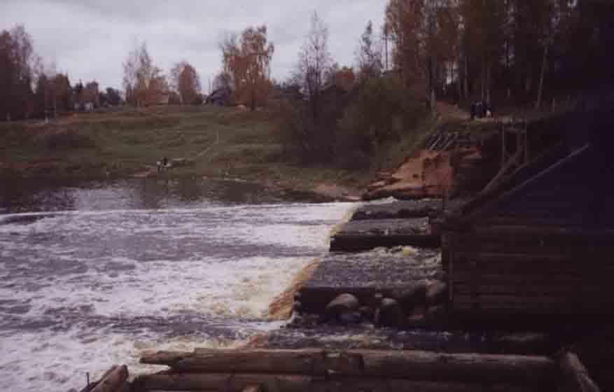 Деревянный мост через Тихвинку, смотри фото полного размера